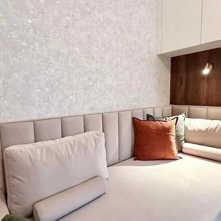 아파트 Large With Terrace - Very New